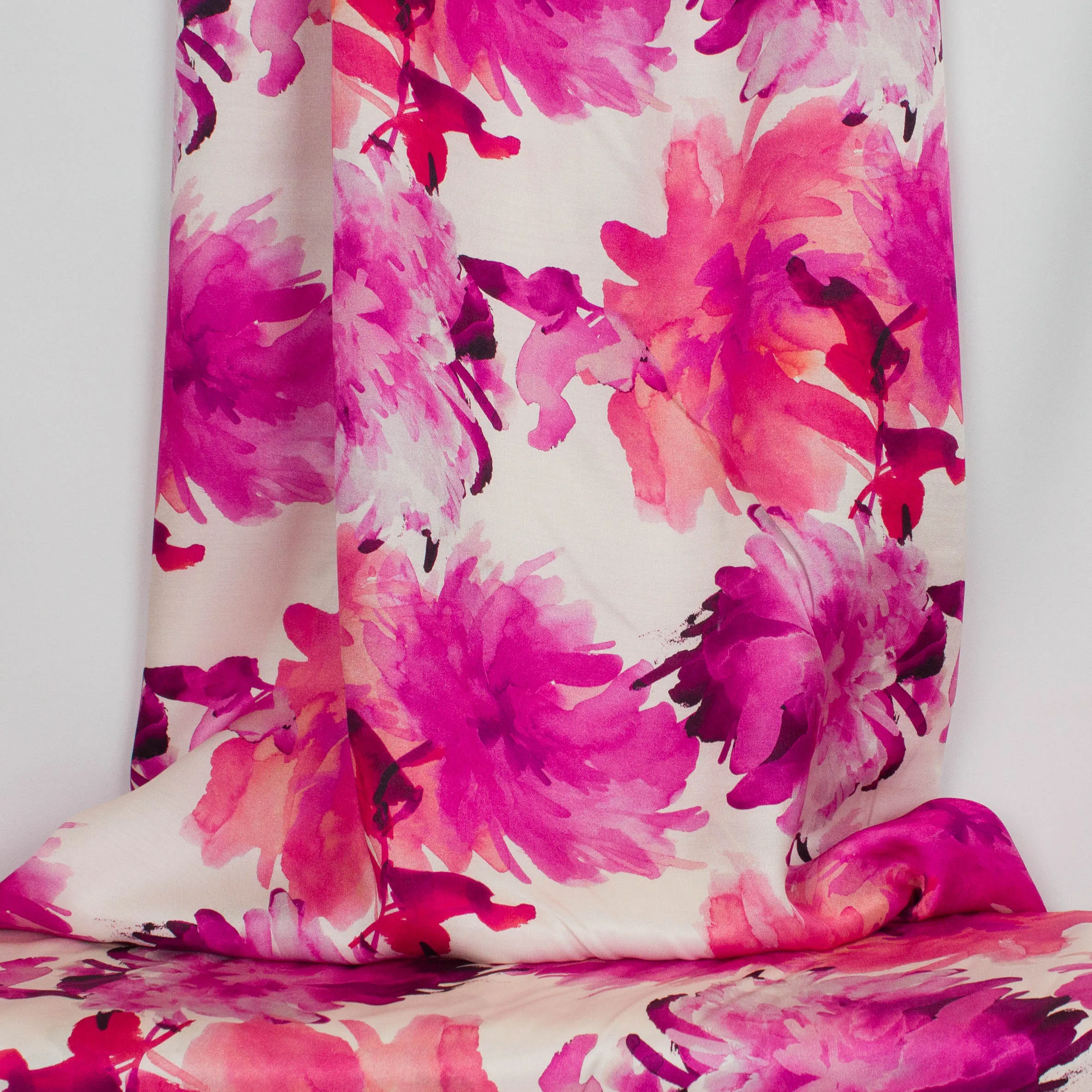 Italiaanse zijde satijn gebroken wit met roze en rode bloemen aquarel - Alta Moda - Lorré
